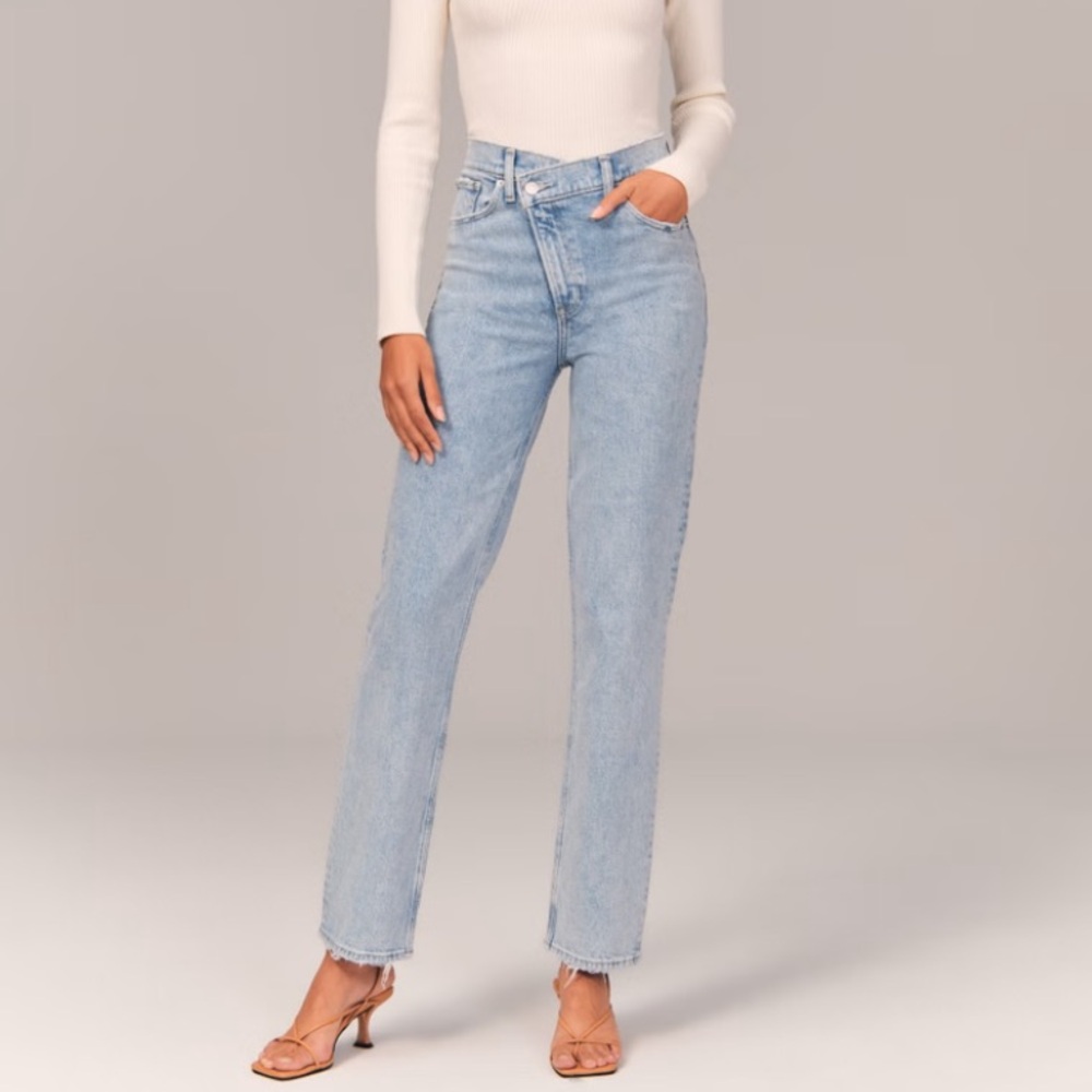 Abercrombie Ultra High Rise 90s Straight Jean Light With Criss-Cross Wai…